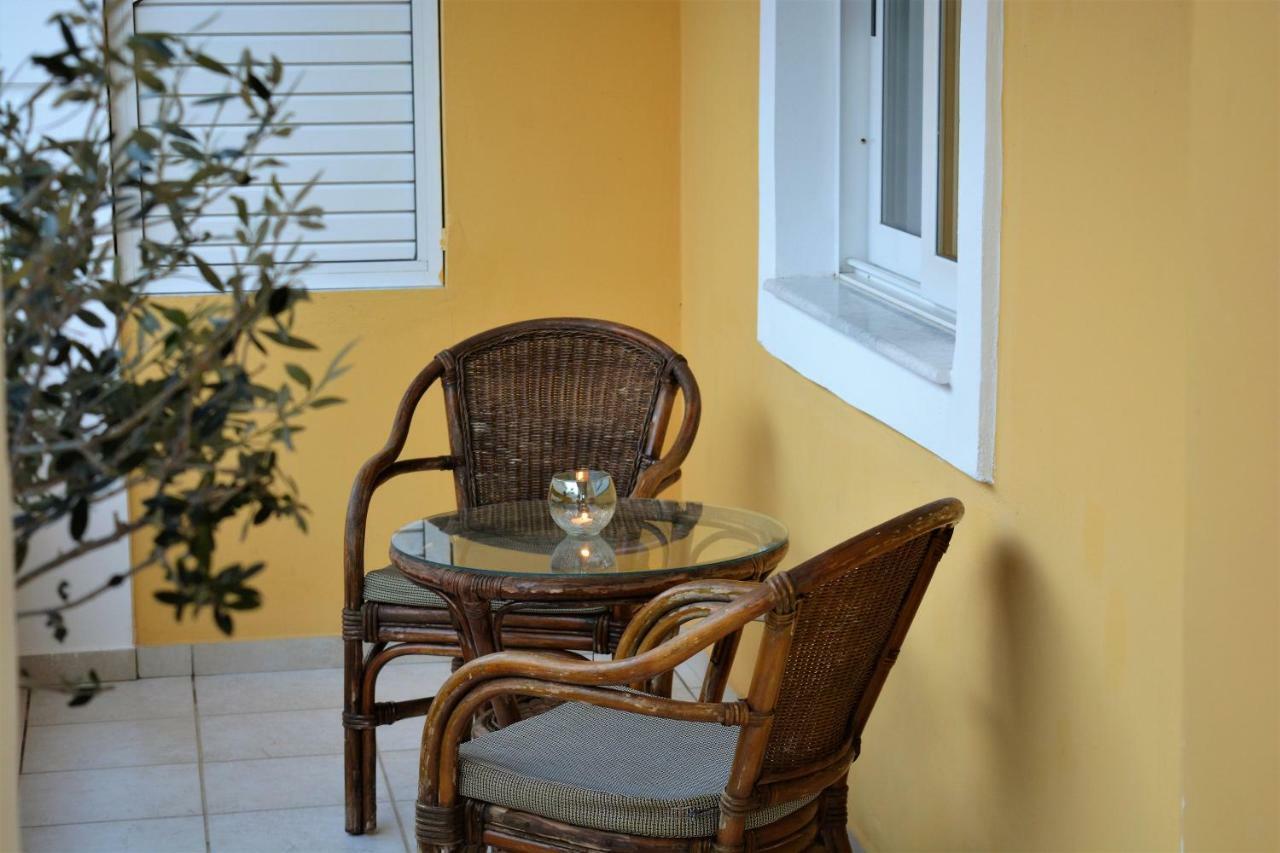 Raph'S Studios-Apts By The Sea Agia Marina Buitenkant foto