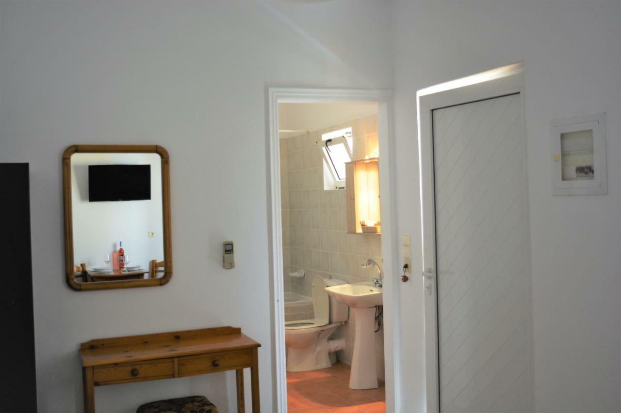 Raph'S Studios-Apts By The Sea Agia Marina Buitenkant foto