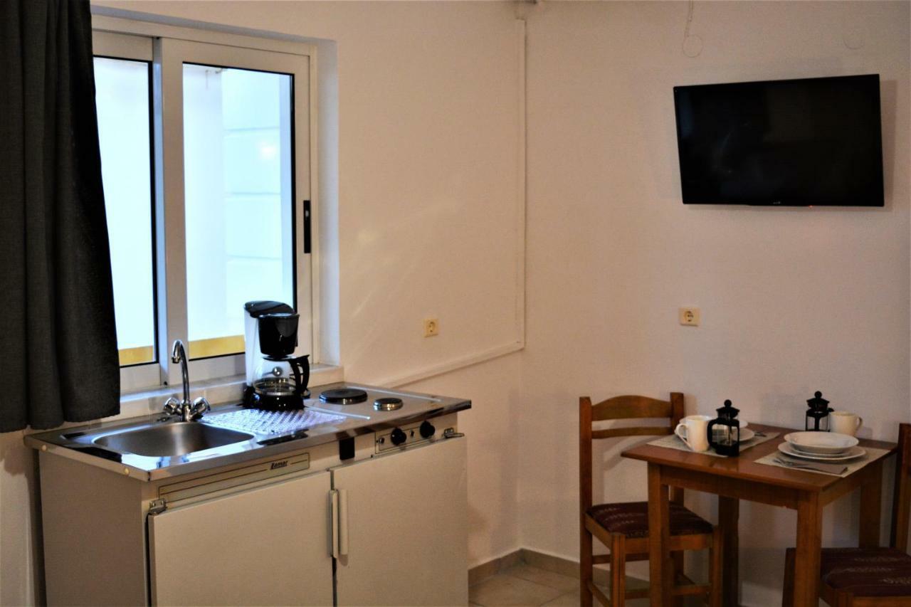 Raph'S Studios-Apts By The Sea Agia Marina Buitenkant foto