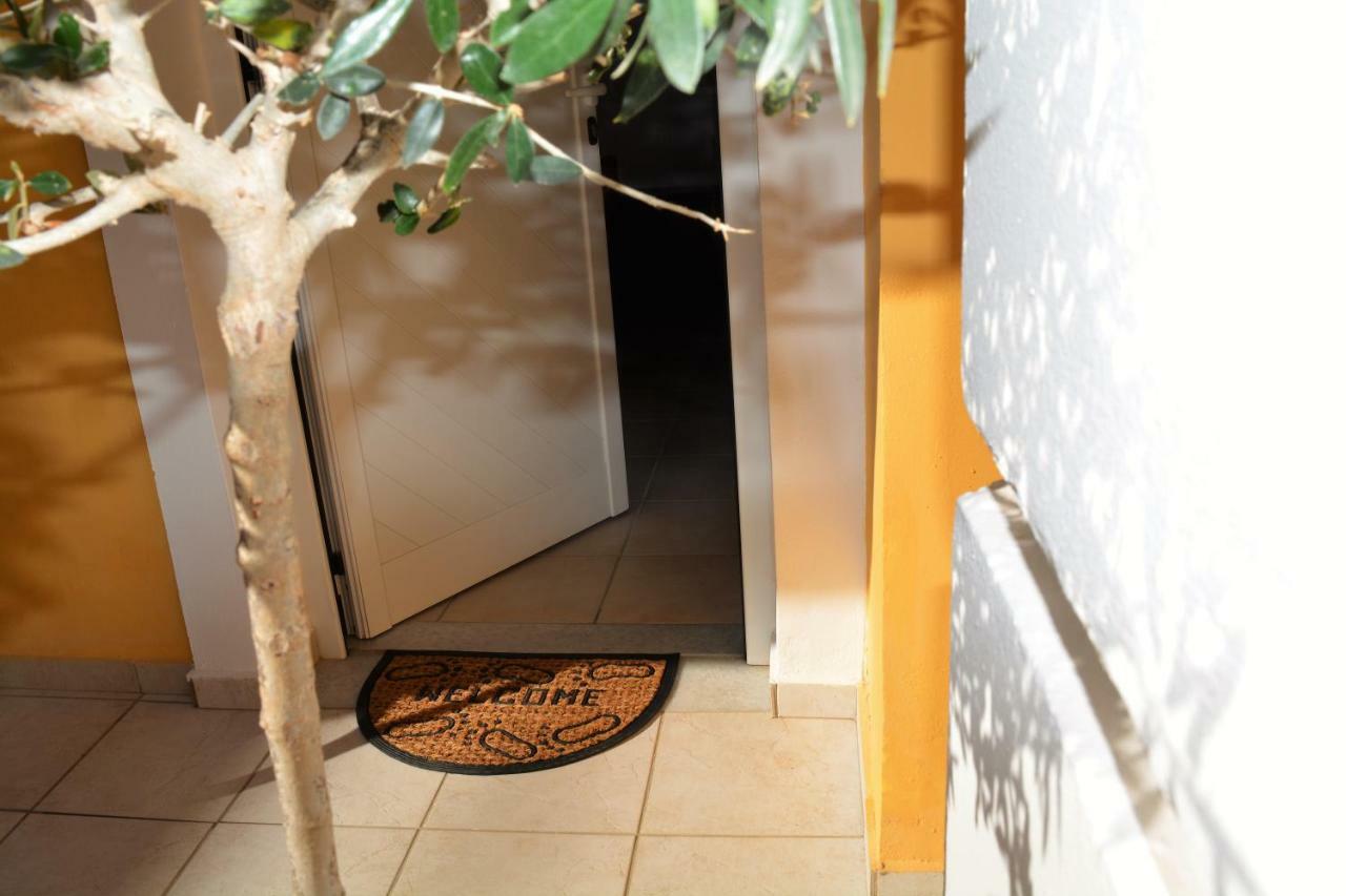 Raph'S Studios-Apts By The Sea Agia Marina Buitenkant foto