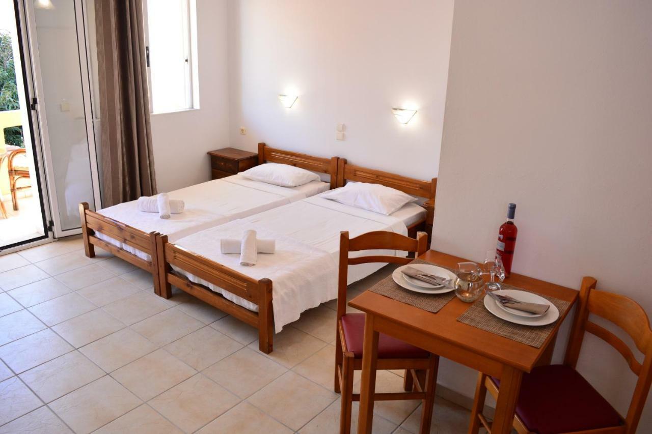 Raph'S Studios-Apts By The Sea Agia Marina Buitenkant foto