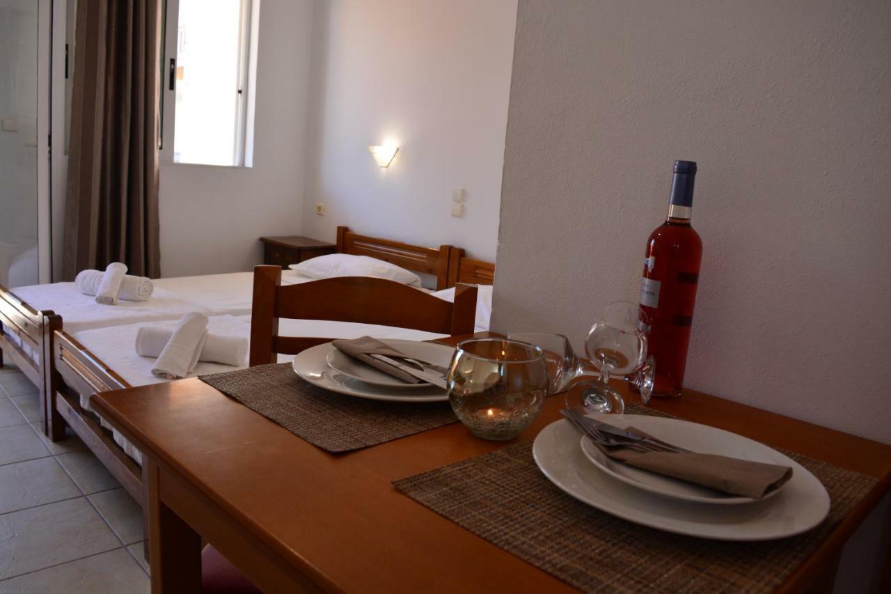 Raph'S Studios-Apts By The Sea Agia Marina Buitenkant foto