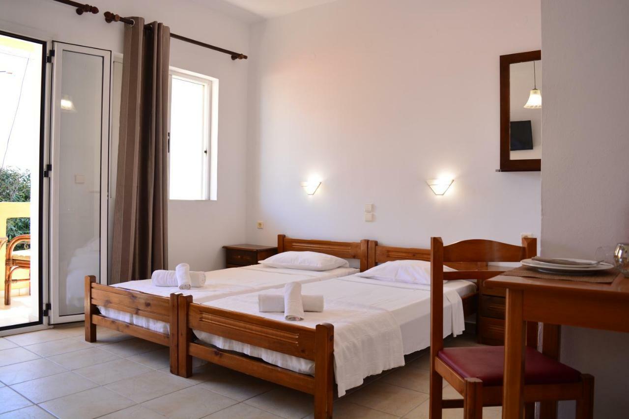Raph'S Studios-Apts By The Sea Agia Marina Buitenkant foto