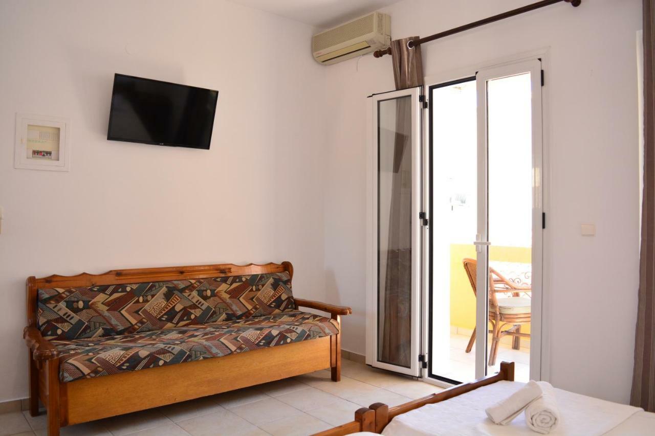 Raph'S Studios-Apts By The Sea Agia Marina Buitenkant foto