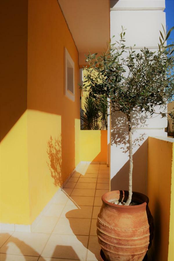Raph'S Studios-Apts By The Sea Agia Marina Buitenkant foto