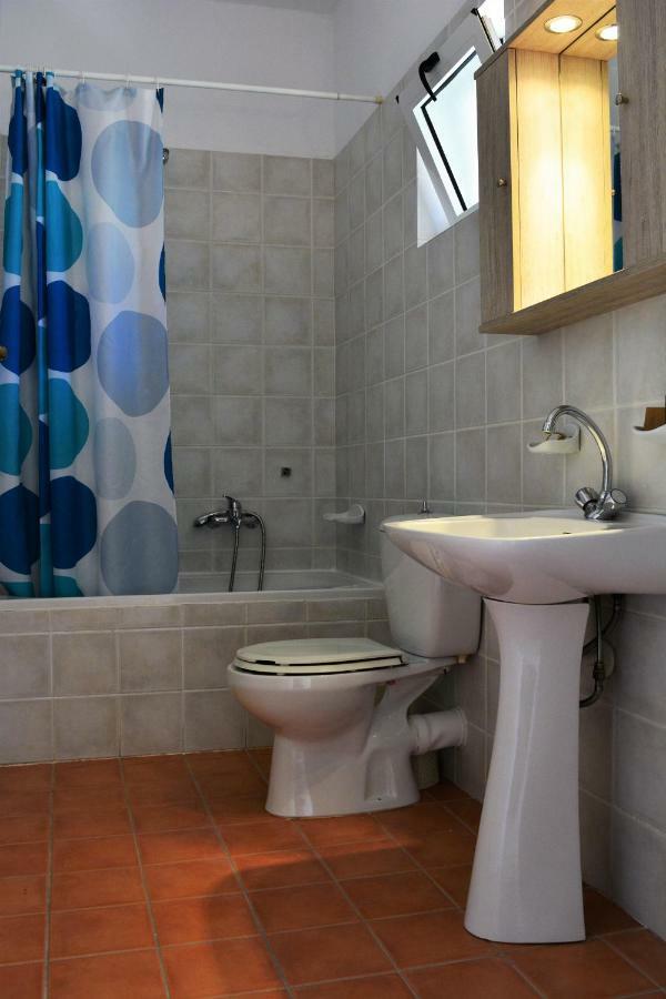 Raph'S Studios-Apts By The Sea Agia Marina Buitenkant foto