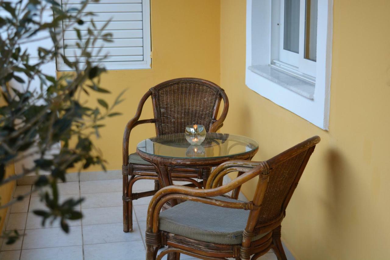 Raph'S Studios-Apts By The Sea Agia Marina Buitenkant foto