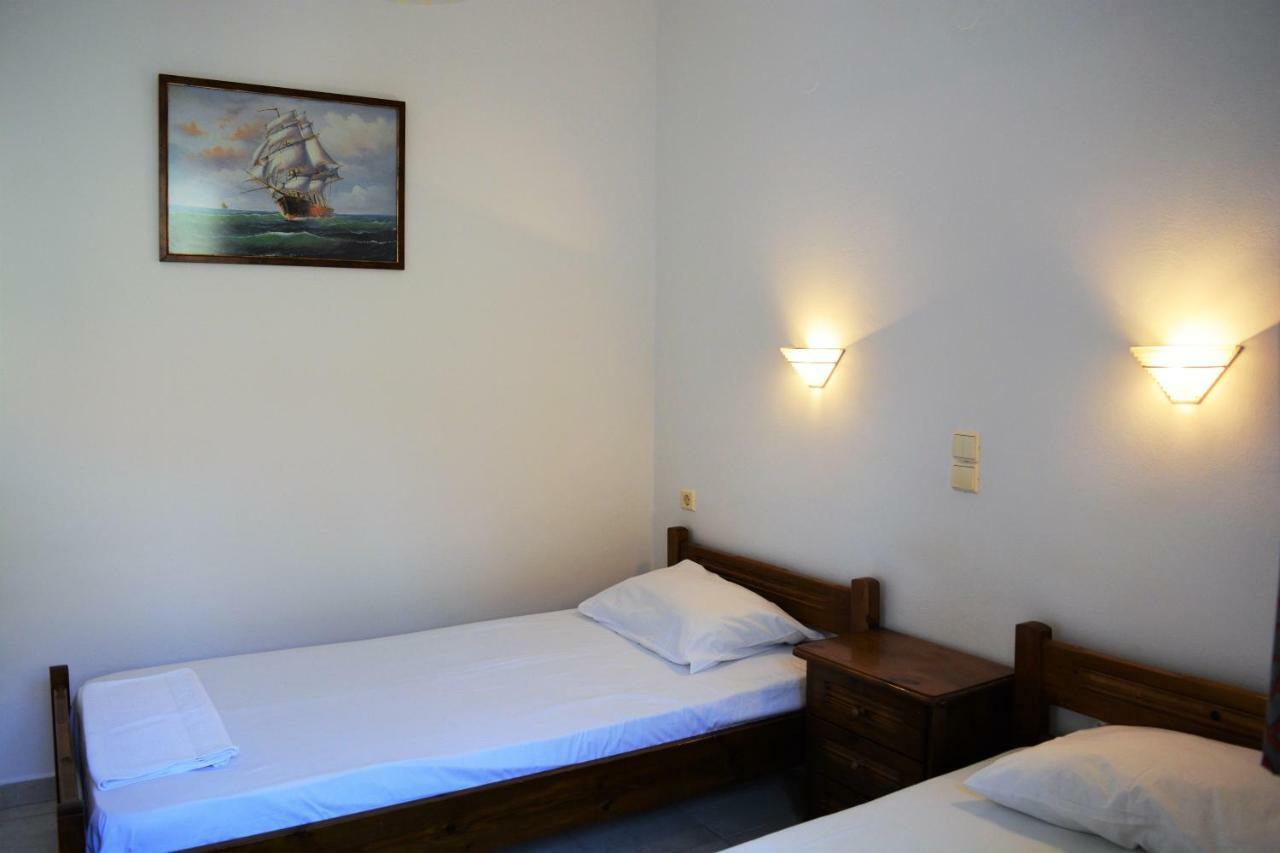 Raph'S Studios-Apts By The Sea Agia Marina Buitenkant foto