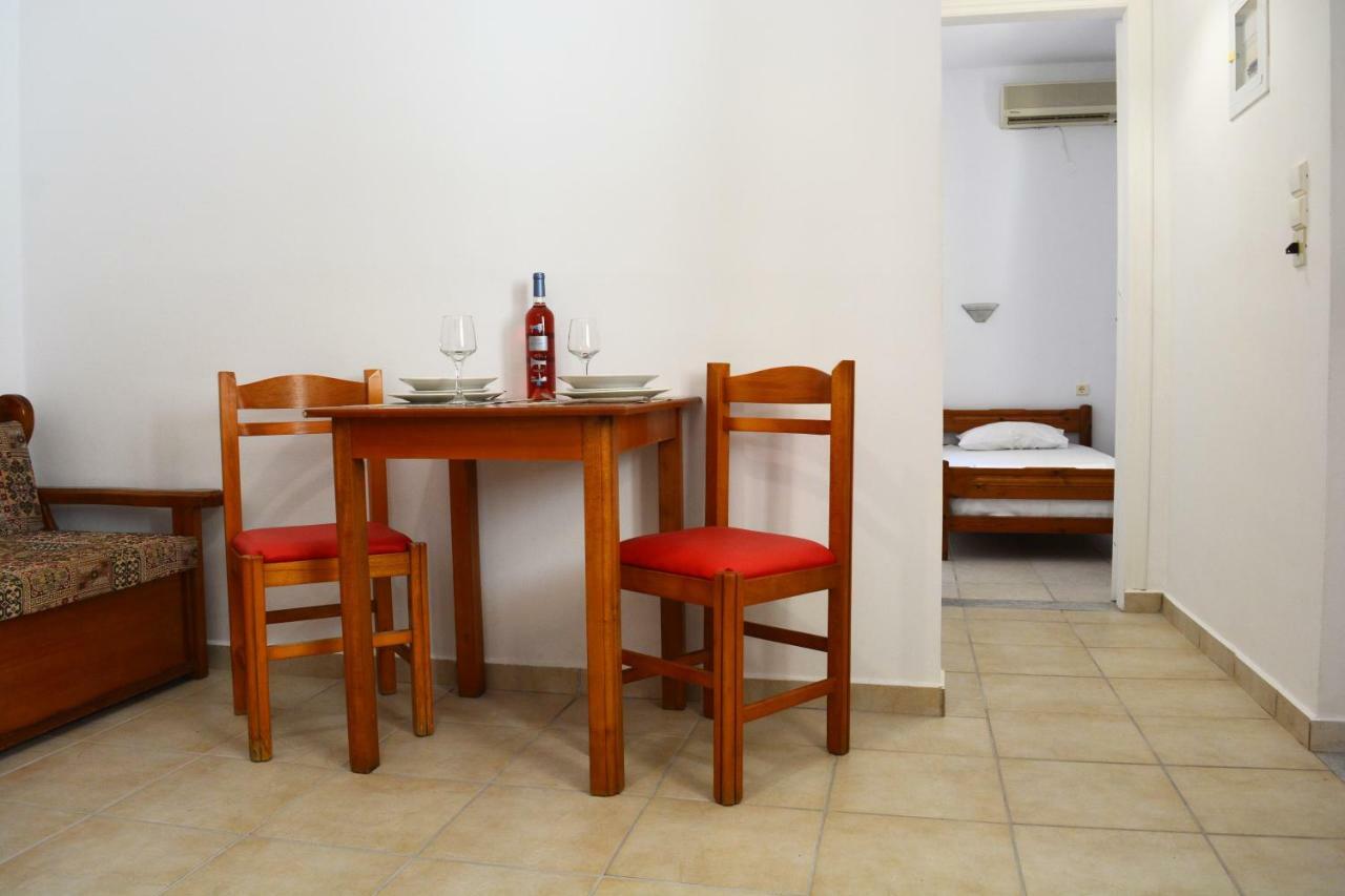 Raph'S Studios-Apts By The Sea Agia Marina Buitenkant foto